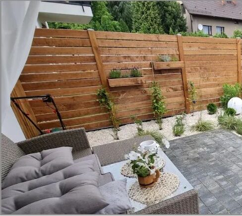 Nowoczesny ogródek z podziałem na strefy - ogród przy szeregówce planujeogrod.pl
